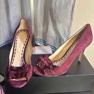 Enzo Angiolini Plum Suede Ruffle/Bow Peep-Toe Pumps: Size 6.5